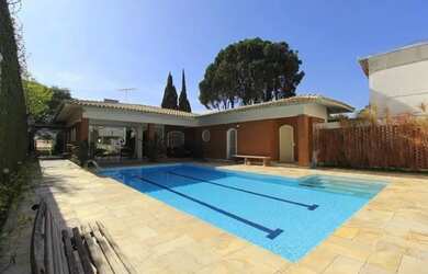 Imagem: A casa possui 5 Dormitórios, 5 Banheiros, 5 Vagas na garagem