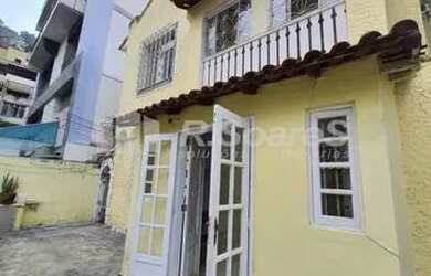 Imagem: A casa à venda possui 3 Dormitórios, 3 Banheiros, 5 Vagas