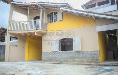 Imagem: A casa possui 4 Dormitórios, 2 Banheiros, 300m² de Área