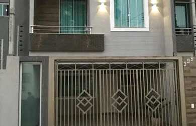 Imagem: A casa possui 3 Dormitórios, 2 Banheiros, 2 Vagas na garagem