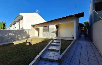 Imagem: A casa possui 2 Dormitórios, 2 Banheiros, 4 Vagas na garagem