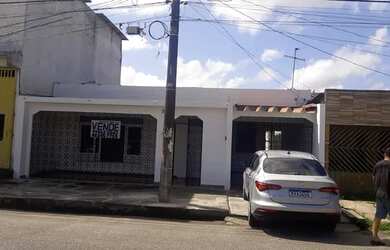 Imagem: A casa possui 3 Dormitórios, 1 Banheiro, 1 Vaga na garagem
