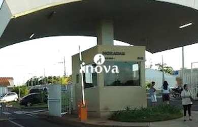 Imagem: A casa em condomínio possui 3 Dormitórios, 2 Banheiros, 1