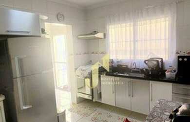 Imagem: A casa possui 3 Dormitórios, 1 Banheiro, 2 Vagas na garagem