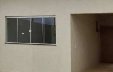 Imagem: A casa possui 3 Dormitórios, 1 Banheiro, 2 Vagas na garagem