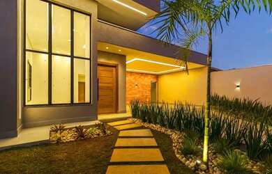 Imagem: A casa possui 4 Dormitórios, 3 Banheiros, 4 Vagas na garagem