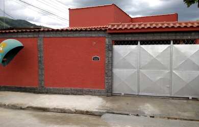 Imagem: A casa possui 3 Dormitórios, 1 Banheiro, 2 Vagas na garagem