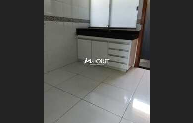 Imagem: A casa possui 2 Dormitórios, 1 Banheiro, 2 Vagas na garagem