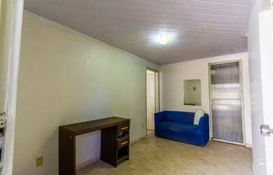 Imagem: A casa e possui 2 Dormitórios, Suítes, 1 Banheiro, 2 Vagas