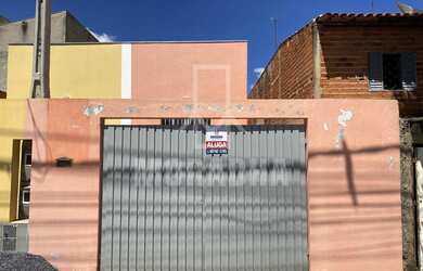 Imagem: A casa possui 2 Dormitórios, 1 Banheiro, 1 Vaga na garagem