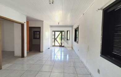 Imagem: A casa possui 3 Dormitórios, 1 Banheiro, 1 Vaga na garagem