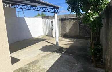 Imagem: A casa possui 2 Dormitórios, 1 Banheiro, 2 Vagas na garagem