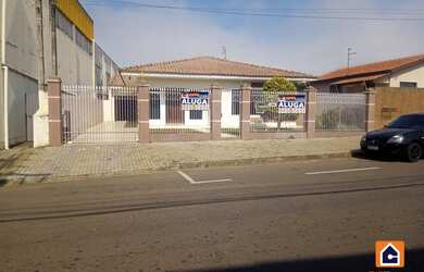 Imagem: A casa possui 3 Dormitórios, 1 Banheiro, 5 Vagas na garagem