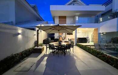 Imagem: A casa em condomínio possui 4 Dormitórios, 5 Banheiros, 2