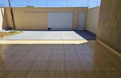 Imagem: A casa possui 3 Dormitórios, 1 Banheiro, 2 Vagas na garagem