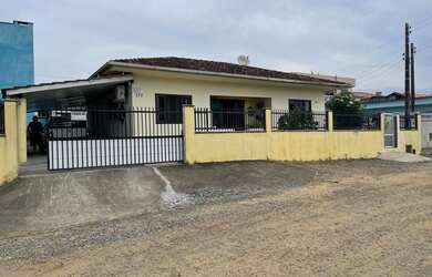 Imagem: A casa possui 4 Dormitórios, 3 Banheiros, 2 Vagas na garagem