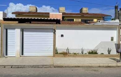 Imagem: A casa possui 3 Dormitórios, 2 Banheiros, 2 Vagas na garagem