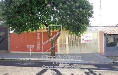 Imagem: A casa possui 3 Dormitórios, 1 Banheiro, 3 Vagas na garagem