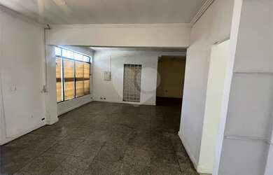 Imagem: A casa possui 3 Dormitórios, 4 Banheiros, 3 Vagas na garagem