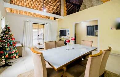 Imagem: A casa possui 4 Dormitórios, 4 Banheiros, 2 Vagas na garagem