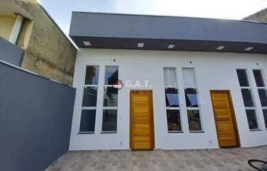 Imagem: A casa possui 3 Dormitórios, 1 Banheiro, 1 Vaga na garagem