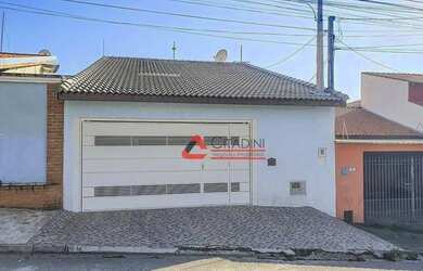 Imagem: A casa possui 3 Dormitórios, 2 Banheiros, 2 Vagas na garagem