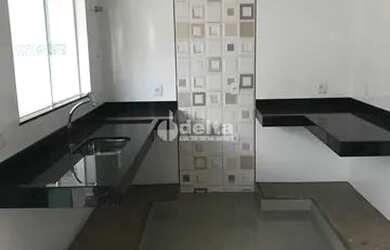 Imagem: A casa possui 3 Dormitórios, 1 Banheiro, 2 Vagas na garagem