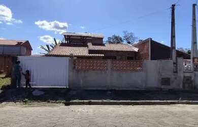 Imagem: A casa possui 3 Dormitórios, 3 Banheiros, 1 Vaga na garagem