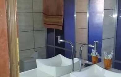 Imagem: A casa possui 2 Dormitórios, 1 Banheiro, 1 Vaga na garagem