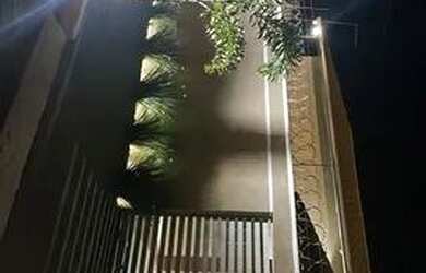 Imagem: A casa possui 3 Dormitórios, 2 Banheiros, 2 Vagas na garagem