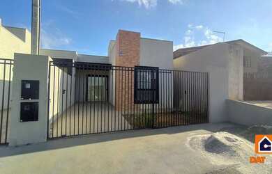 Imagem: A casa possui 2 Dormitórios, 1 Banheiro, 2 Vagas na garagem