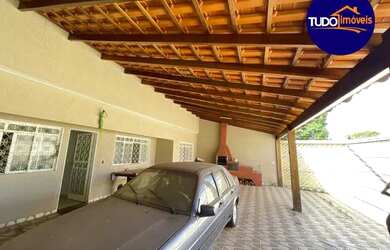 Imagem: A casa possui 4 Dormitórios, 2 Banheiros, 4 Vagas na garagem