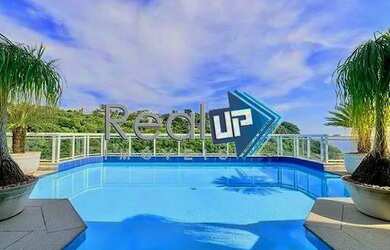 Imagem: A casa possui 4 Dormitórios, 2 Banheiros, 4 Vagas na garagem