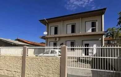 Imagem: A casa possui 4 Dormitórios, 1 Banheiro, 1 Vaga na garagem