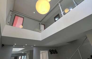 Imagem: A casa possui 3 Dormitórios, 3 Banheiros, 2 Vagas na garagem