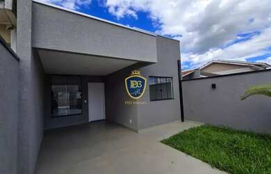 Imagem: A casa possui 3 Dormitórios, 2 Banheiros, 2 Vagas na garagem