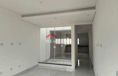 Imagem: A casa possui 3 Dormitórios, 3 Banheiros, 2 Vagas na garagem