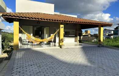 Imagem: A casa em condomínio possui 5 Dormitórios, 4 Banheiros, 3