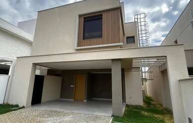 Imagem: A casa possui 4 Dormitórios, 4 Banheiros, 2 Vagas na garagem