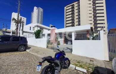 Imagem: A casa possui 3 Dormitórios, 1 Banheiro, 4 Vagas na garagem