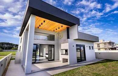 Imagem: A casa em condomínio possui 3 Dormitórios, 1 Banheiro, 2 Vagas