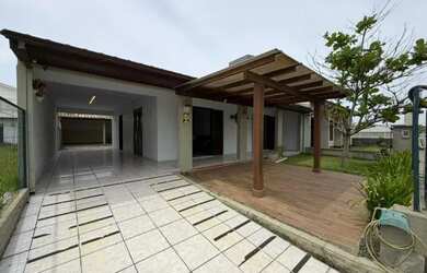 Imagem: A casa possui 3 Dormitórios, 2 Banheiros, 2 Vagas na garagem