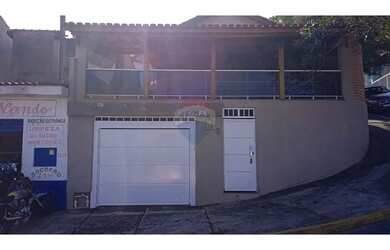 Imagem: A casa possui 3 Dormitórios, 2 Banheiros, 1 Vaga na garagem