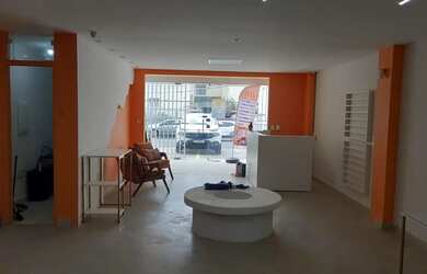 Imagem: A casa possui 5 Dormitórios, 2 Banheiros, 4 Vagas na garagem