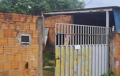 Imagem: A casa possui 3 Dormitórios, 2 Banheiros, 5 Vagas na garagem