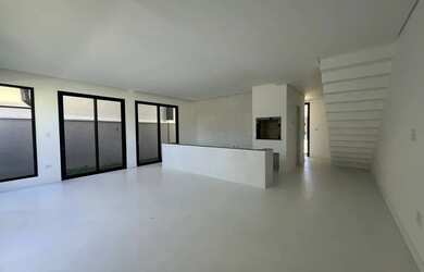 Imagem: A casa em condomínio possui 3 Dormitórios, 4 Banheiros, 2