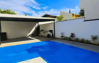 Imagem: A casa possui 3 Dormitórios, 3 Banheiros, 2 Vagas na garagem