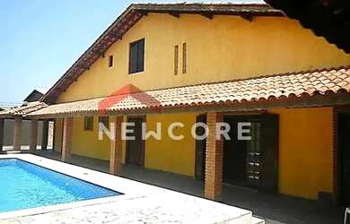 Imagem: A casa possui 3 Dormitórios, 3 Banheiros, 5 Vagas na garagem