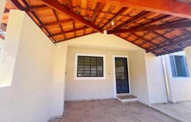 Imagem: A casa possui 2 Dormitórios, 1 Banheiro e 1 Vaga na garagem