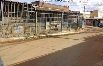 Imagem: A casa possui 5 Dormitórios, 3 Banheiros, 3 Vagas na garagem